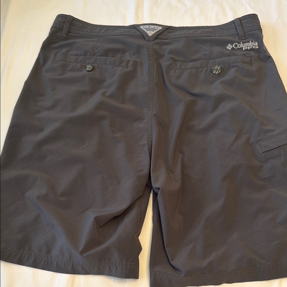 Columbia Green Cargo Shorts with Knee-Length Cut - Picture 6 of 10